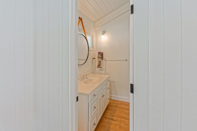 Building Photo - BEAUTIFULLY REMODELED (FURNISHED), 3BR3BA ...