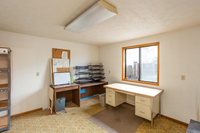 Building Photo - 10623 E Montgomery Ave