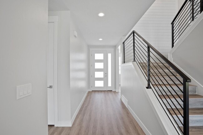 Building Photo - Cozy, Bright, and Spacious Home Nestled in Midway