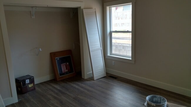 Building Photo - 830 NW Ogden Ave