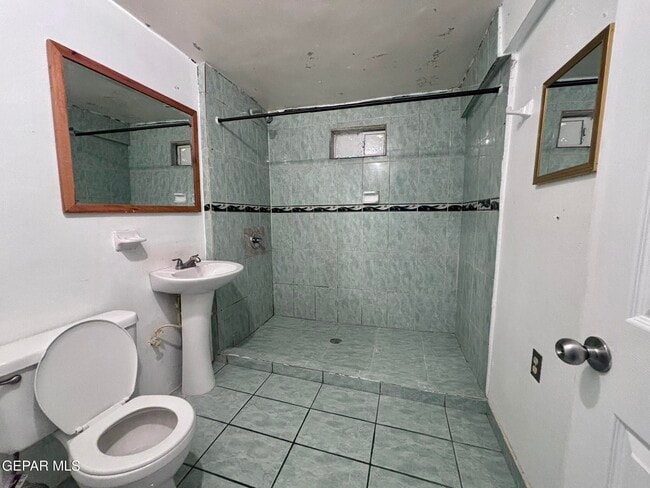 Building Photo - 14565 Hendrik Dr