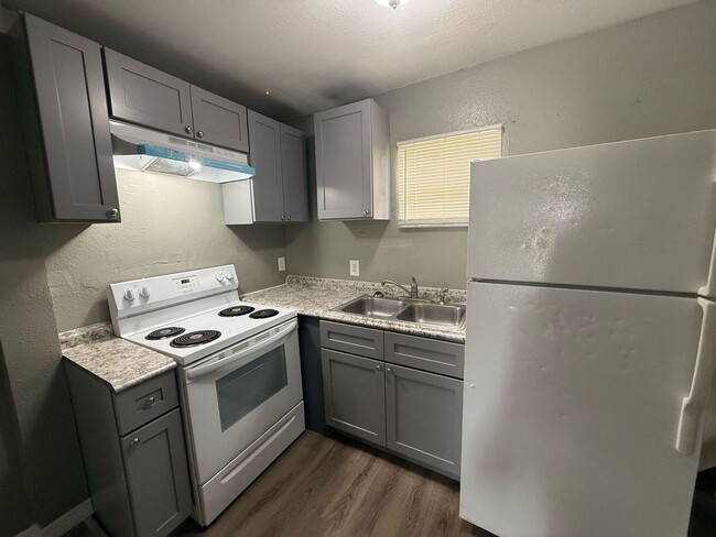 Building Photo - Cozy Plant City Bungalow! Apply for FREE This Holiday Season!