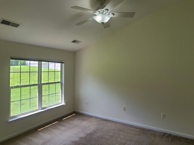 Building Photo - 210 Hillside Ct