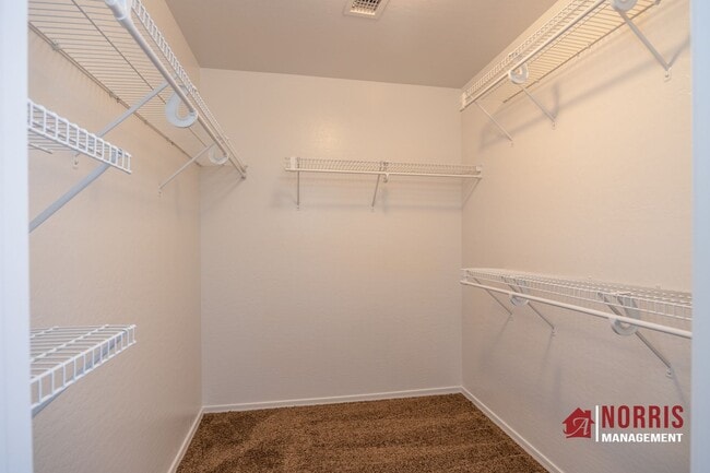 Building Photo - Great Home Located minutes from Freeway