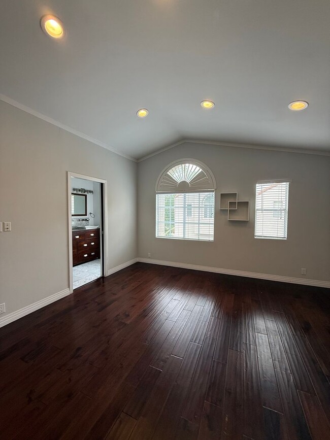 Building Photo - 3 bed, 2 1/2 bath Townhome located in Chat...