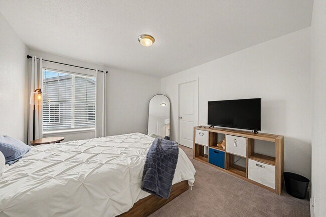 Building Photo - Beautiful spacious four bedroom house!
