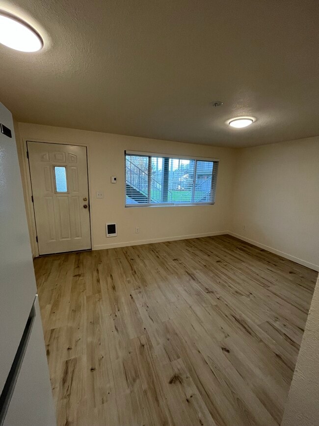 711 Living Room - Cedar Pointe Apartments