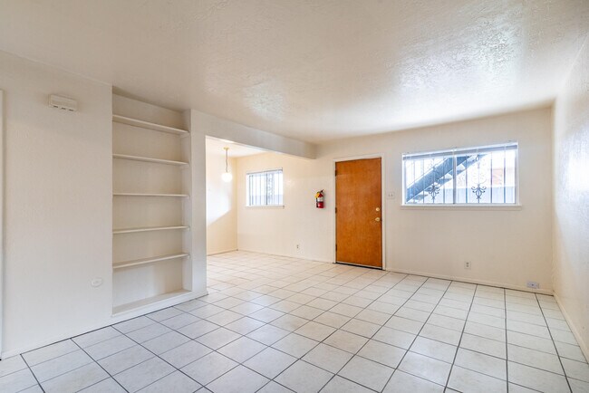 Building Photo - 206 Princeton Dr SE