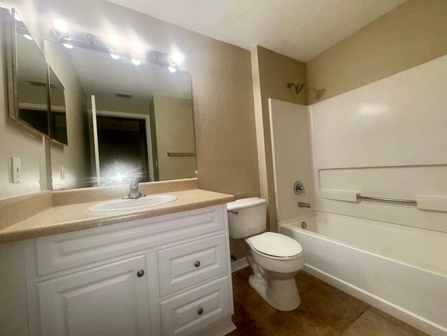 Building Photo - 2 Bedroom 2 Bath Corner Unit Ground Floor Condo Near UCF with Tile Flooring and Scenic View!