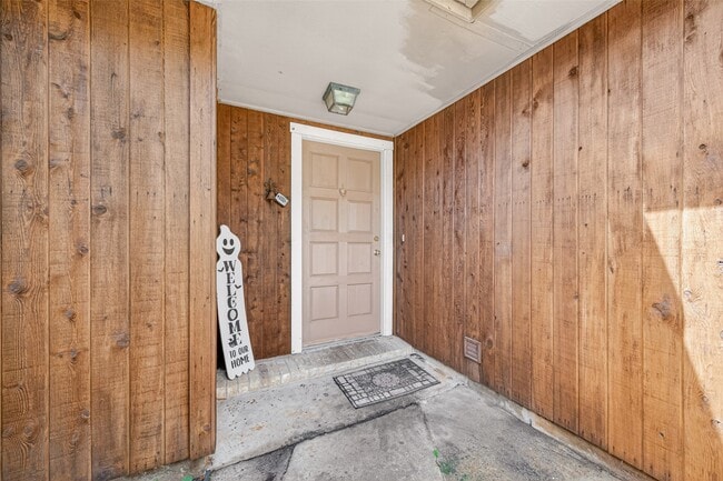 Building Photo - 2310 Woodwind Dr