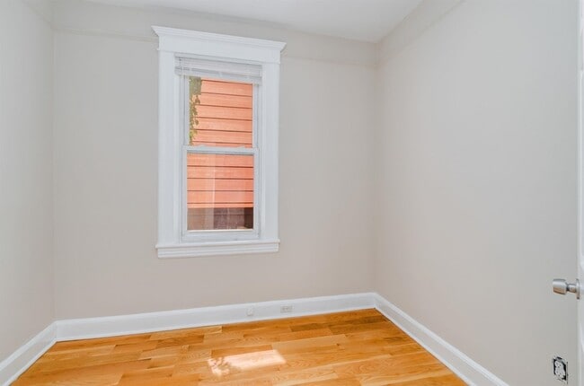 Building Photo - 124 W 54th St