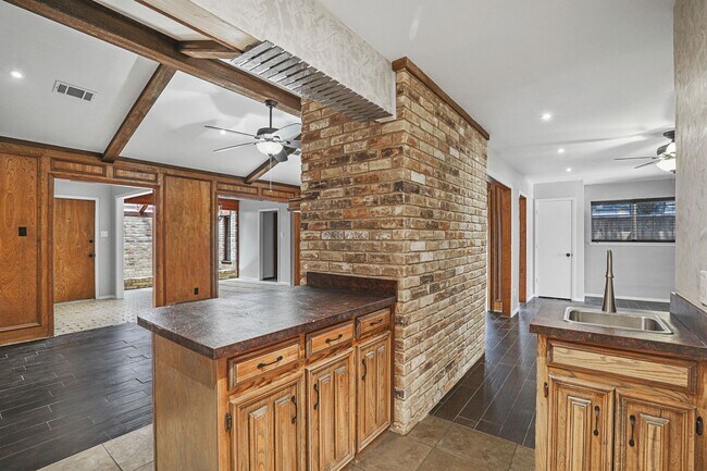Building Photo - Elegantly Renovated Hickory Creek Home!