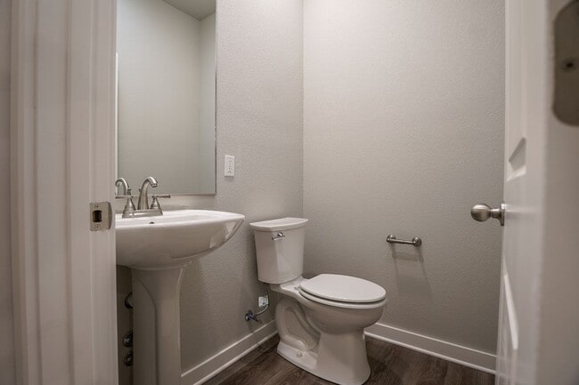 Building Photo - 4 Bedroom 3.5 bath home in Fayetteville!