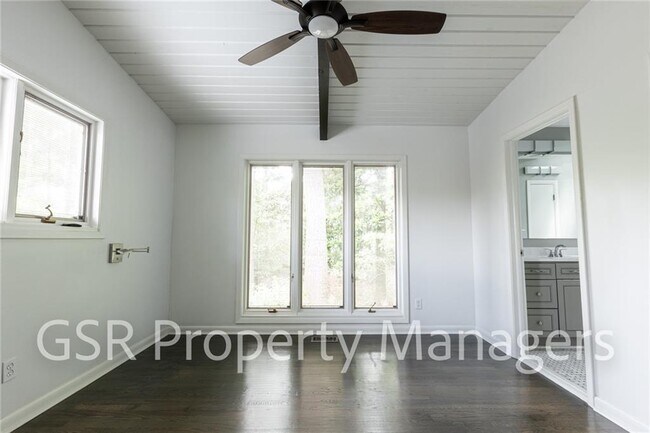 Building Photo - 2026 N Akin Dr NE