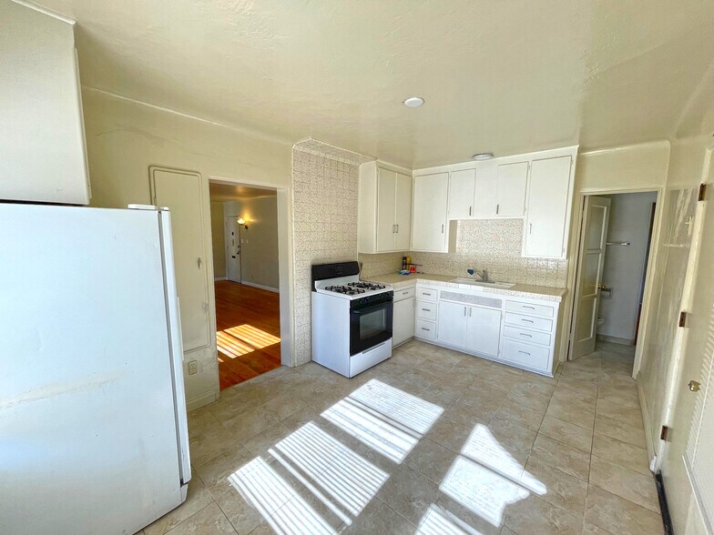 Building Photo - 1700 Don Carlos Ave