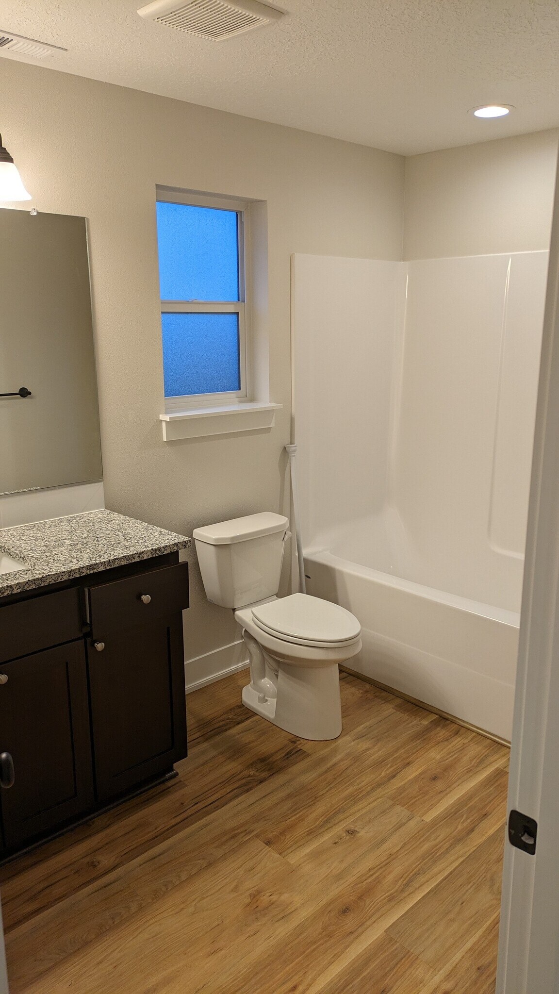 Hall Full bath - 643 NE Kerns Dr