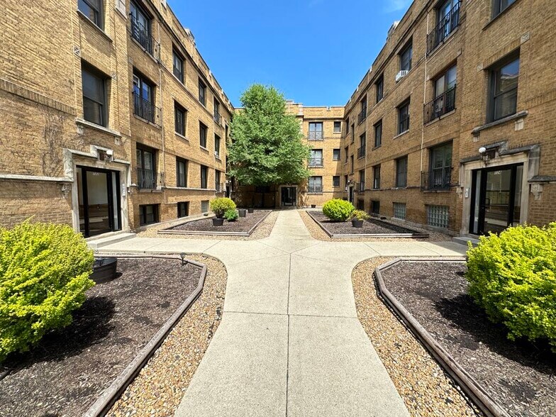 Primary Photo - 732 W Roscoe St