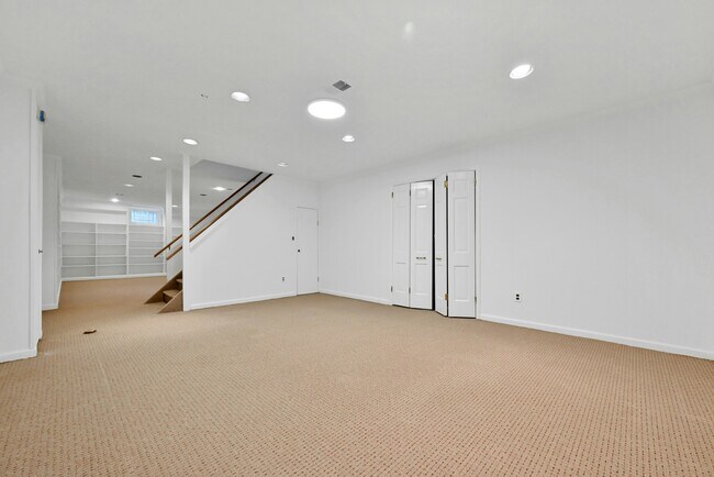 Building Photo - 195 Elm Rd