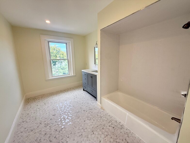 Building Photo - 1726 Beacon St