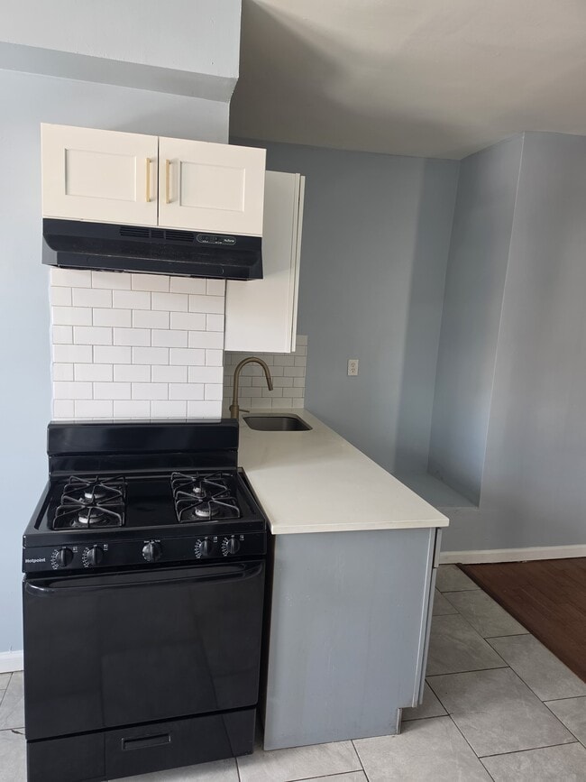 Building Photo - 300 Lyons Ave