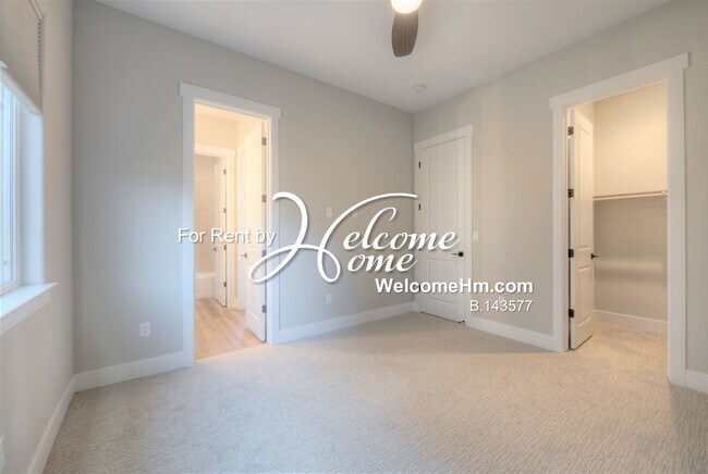 Building Photo - 262 Commodore Dr