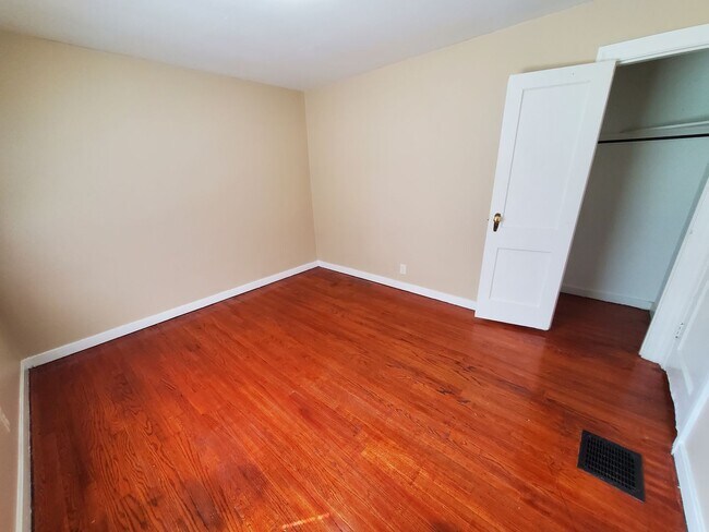 Building Photo - Belmont 2 Bedroom Bungalow