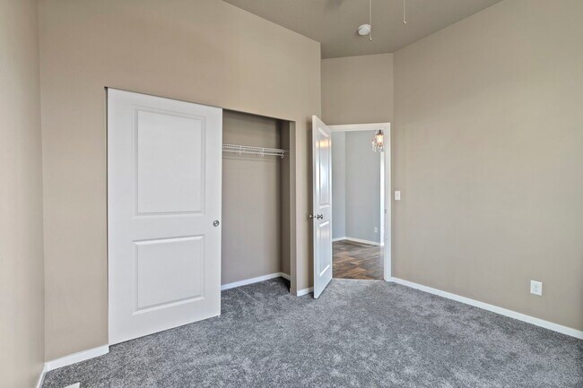 Building Photo - 910 W Chaperon Peak Dr