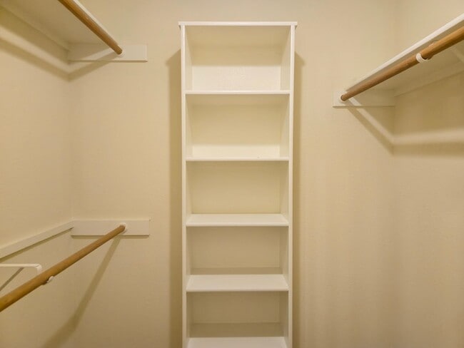 Building Photo - Hewitt Duplex!