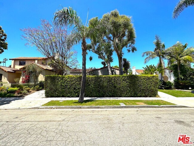 Building Photo - 9019 Rosewood Ave