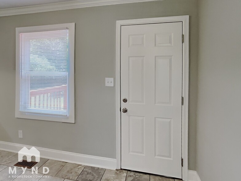 Building Photo - 1609 Rushing St