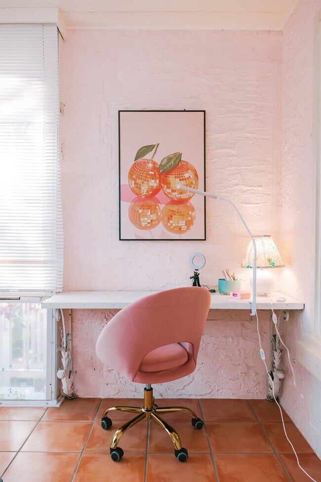 Building Photo - 519 28th St