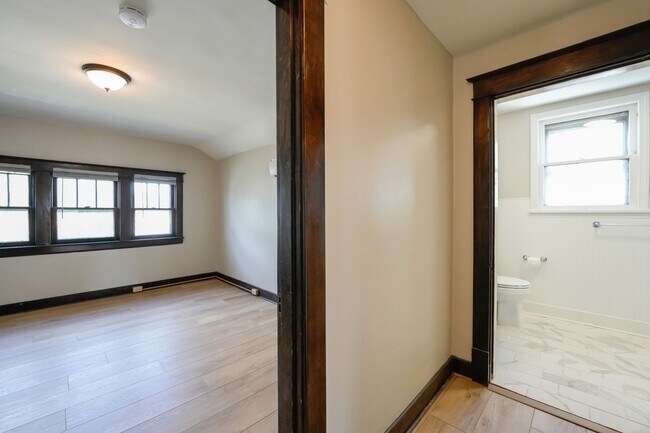 Building Photo - Check out this gem in Schnitzelburg!!