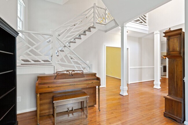 Building Photo - 5BR/3BA with Fresh Paint and New Carpet in...