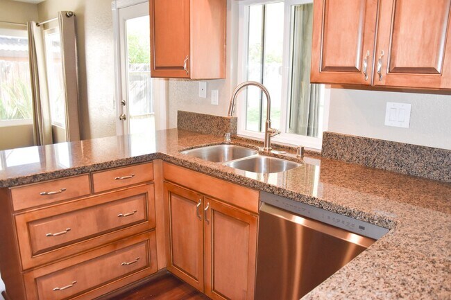 Building Photo - Beautiful 2 Story Home For Rent