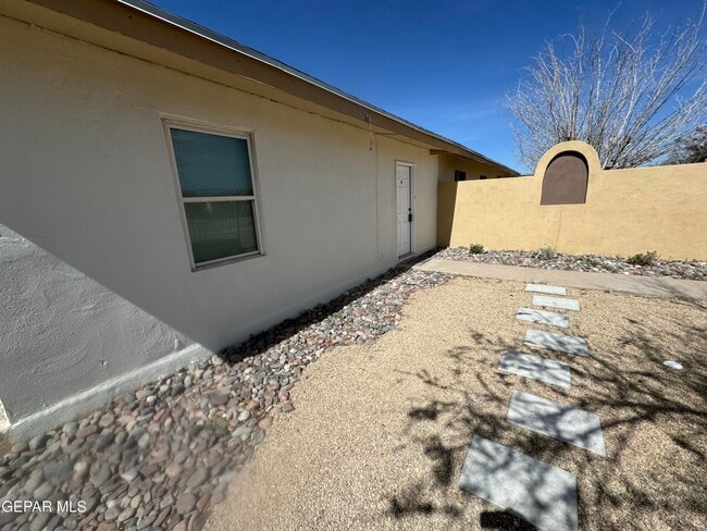Building Photo - 10277 N Loop Dr