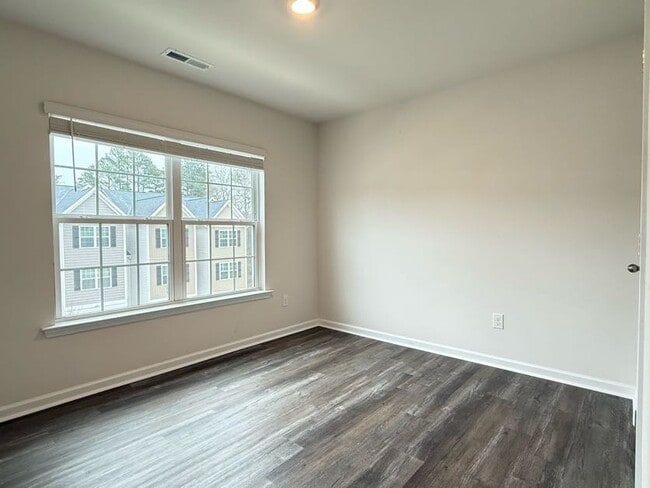 Building Photo - 3 Bedrooms 1 Garage & Open space one the Main Floor