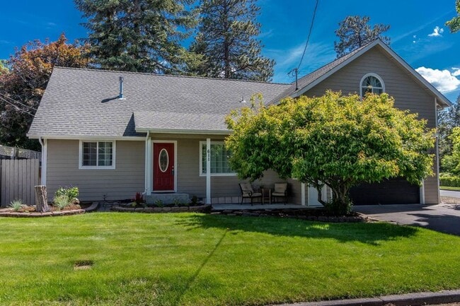 Building Photo - Wonderful home on large corner fenced lot in desired mid-town with views!