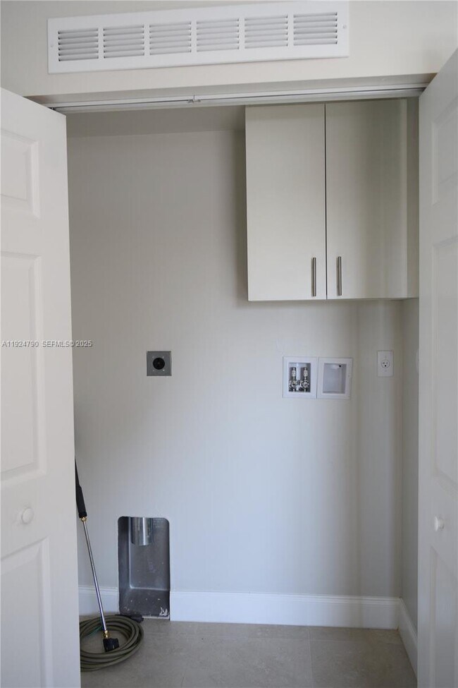 Building Photo - 435 SW 78th Ct