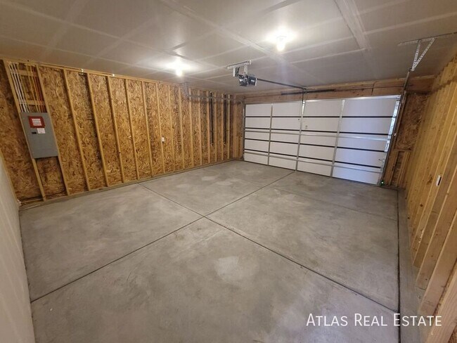Building Photo - 827 S Laurue Dr
