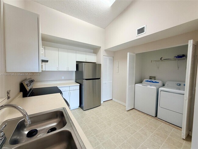 Building Photo - 6984 SW 39th St