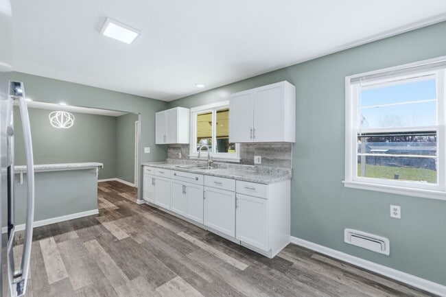 Building Photo - Updated 3BR Home with Fenced Yard & Garage