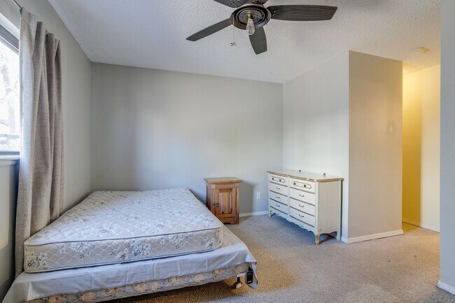 Building Photo - Huge room in a large shared home, private bathroom, great neighborhood, friendly roommates!