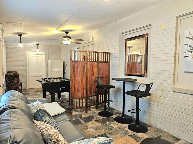 Building Photo - 4514 W Bayshore Dr