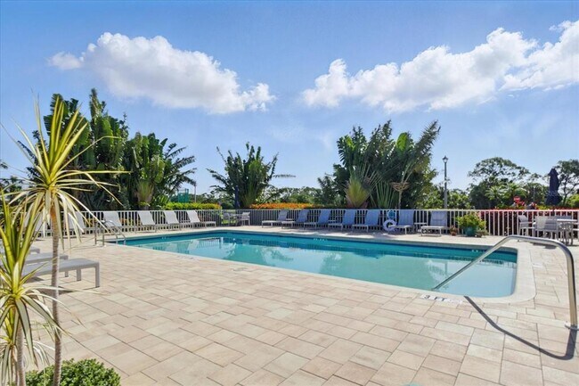 Building Photo - 9320 Clubside Cir