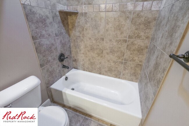 Building Photo - Dog Friendly, Pleasant 4 Bedroom, 2.5 Bathroom Townhome