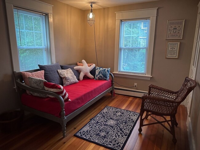 Building Photo - Charming 2 Bed 1 Bath