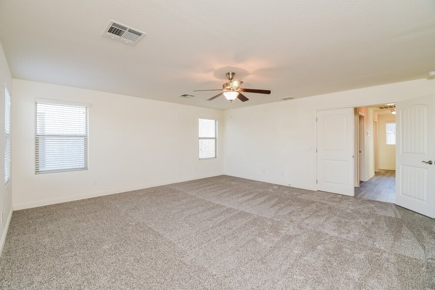 Building Photo - 1951 N 55th Pl