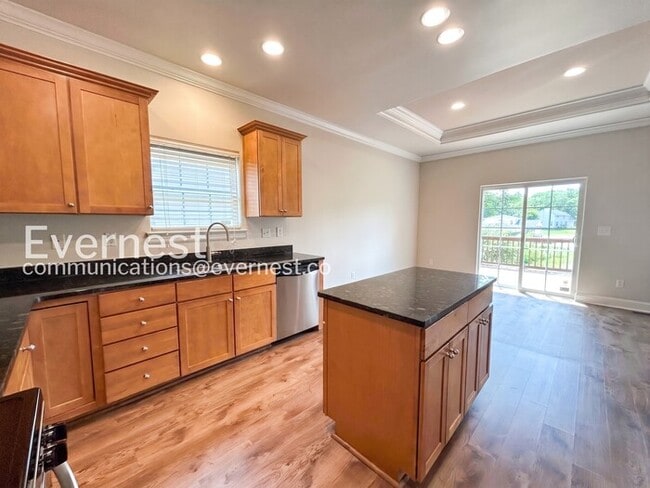 Building Photo - 3-Bed/2-Bath Home with Fireplace and 2-Car Garage/Available Now!