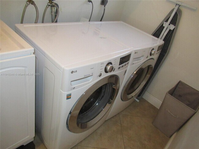 Building Photo - 1118 N 46th Ave