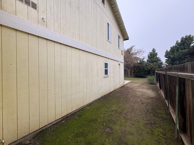Building Photo - 2 story house in NW Visalia Available Now